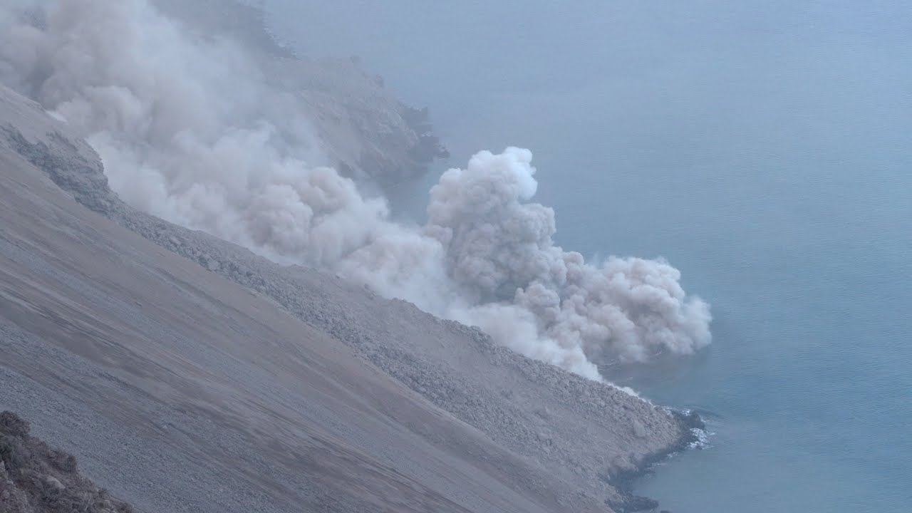Eruzione Stromboli, materiale frana verso il mare lungo la sciara del fuoco
