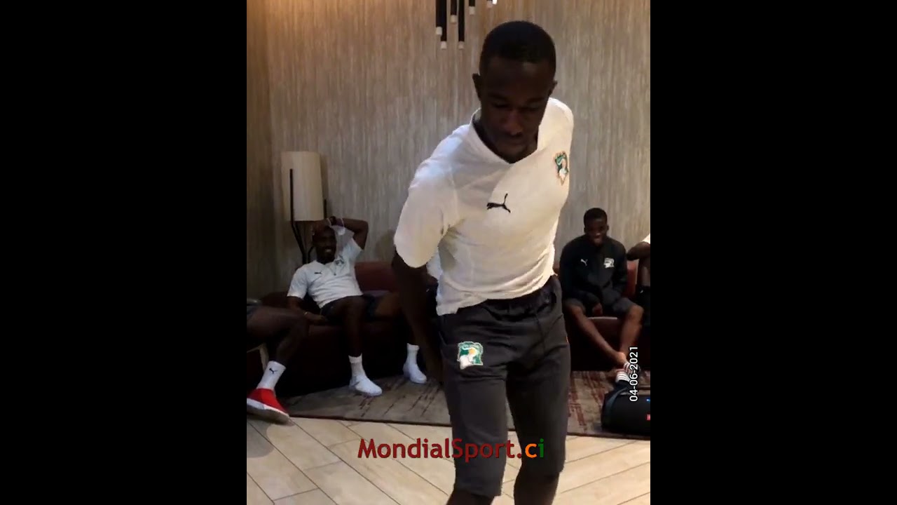 Éléphants🇨🇮/Bizutage : N'Drin Edan, Aka Serge, Soro Ismaïla et Hassane Kamara sur la piste de dance