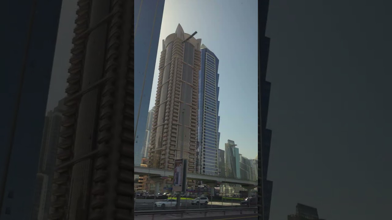 दुबई सिटी गोल्डन  वाळवंटातून उभे राहिलेले हे शहर आज जगातील प्रमुख पर्यटन स्थळ मानले जाते.