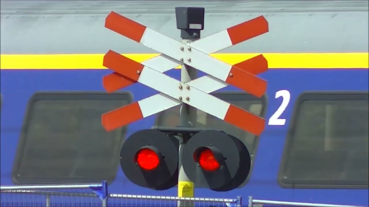 Spoorwegovergang Lampen Storing... // Malfunctioning Railroad Crossing Lights...