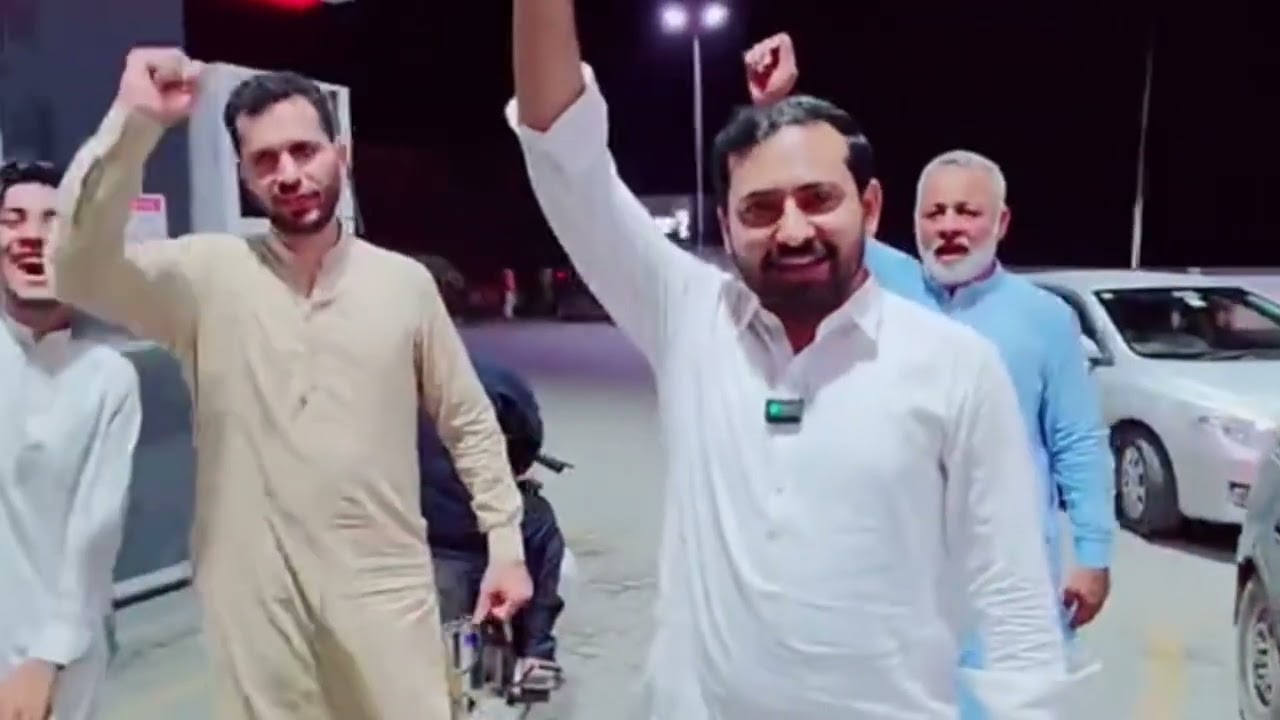 چار دن کی زندگی ہے یہ رکشے والا بھائ اللہ پاک جنت میں جگہ عطا فرماے