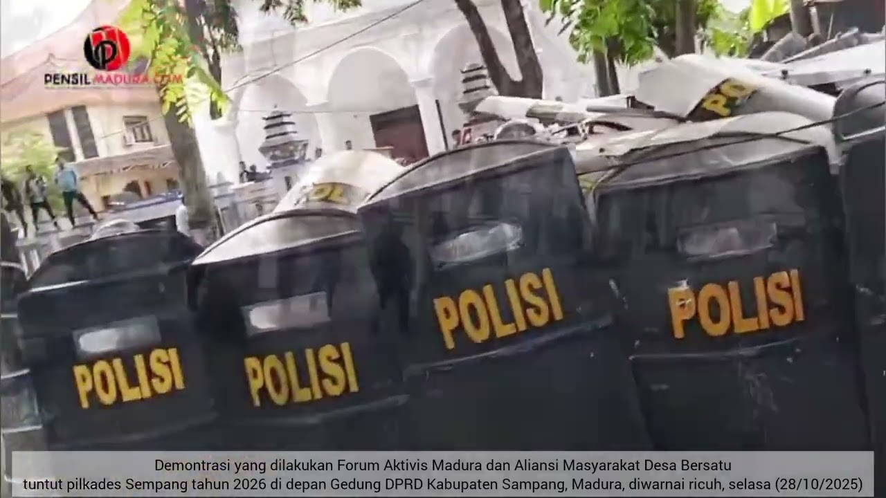 Aksi di Gedung DPRD Sampang Ricuh