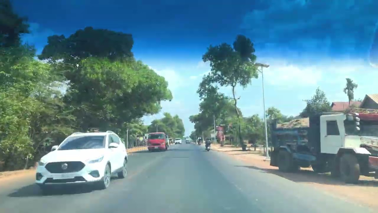 Scenery along the road in Stoung district