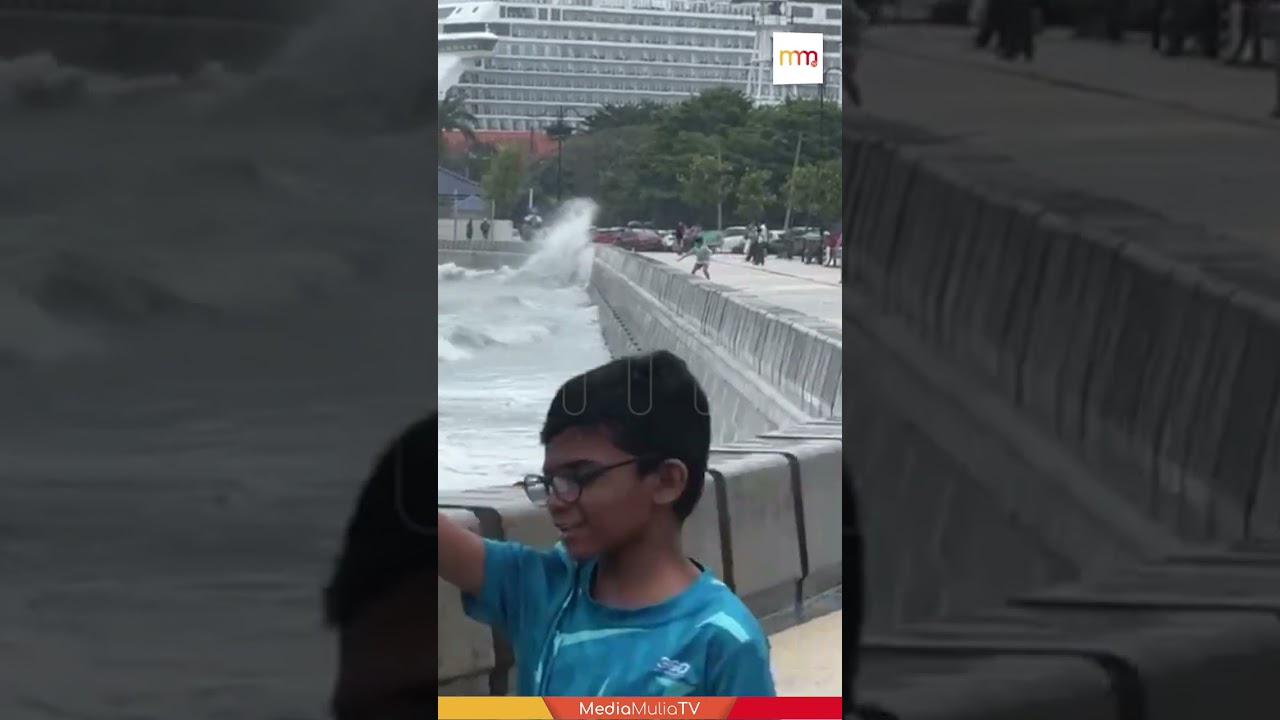 Percikan air laut sampai ke tiang lampu di Padang Kota Lama