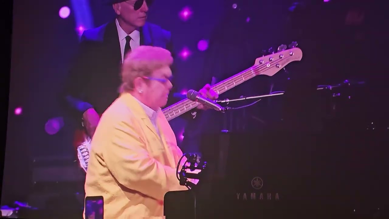Elton John performing Honky cat 10/25/25 at Anaheim convention center 