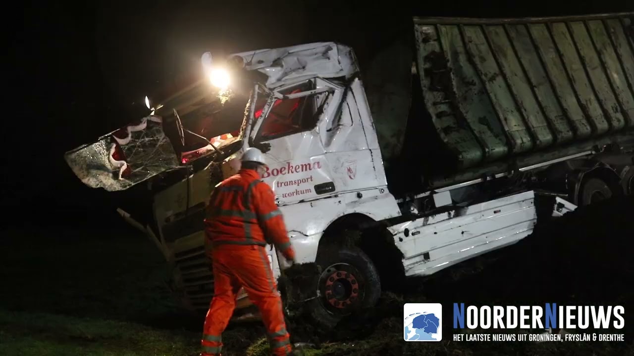 Bergingswerkzaamheden gekantelde vrachtwagen op A7 bij Terwispel