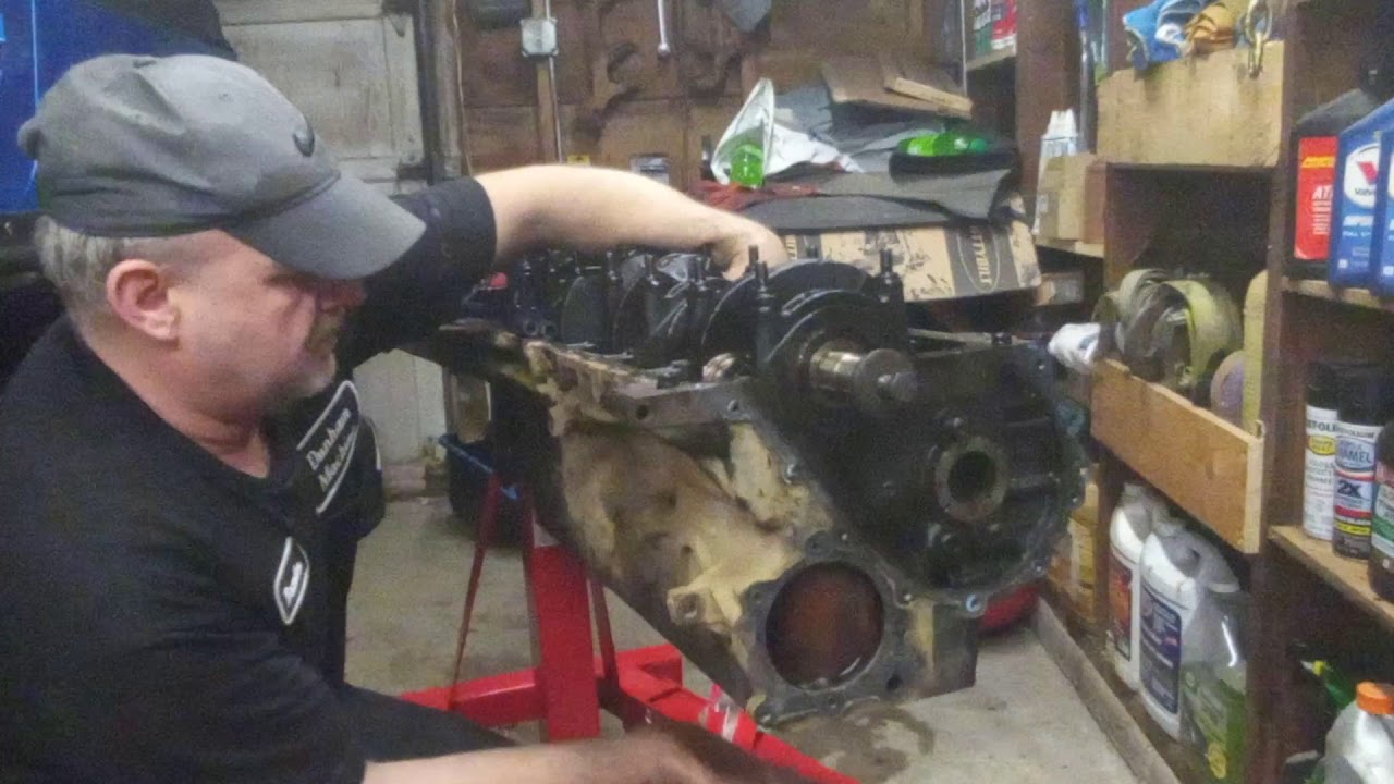 Jeep 4.0 engine rebuild. PART 14: removing the pistons.