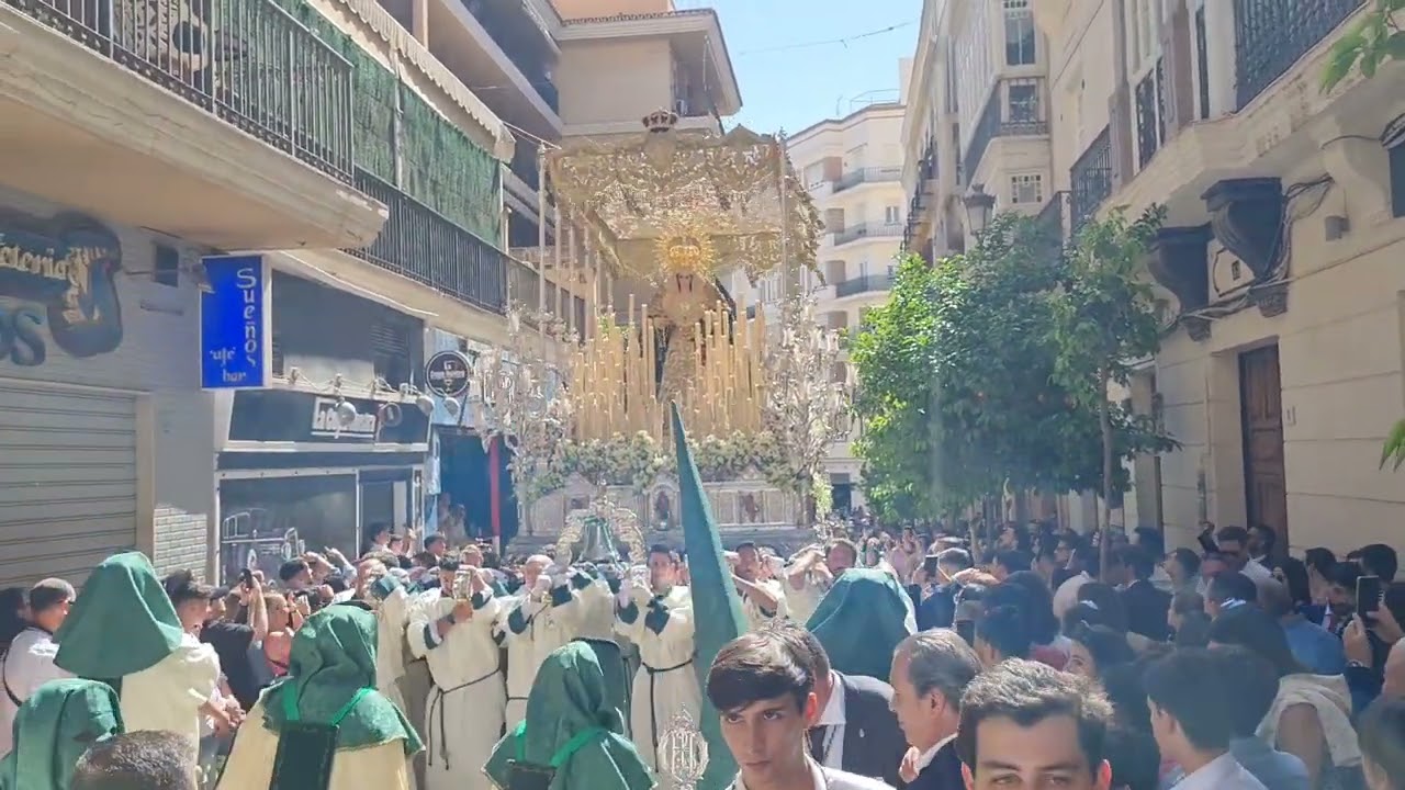 Virgen del Amparo de la Pollinica de Málaga en la subida por calle Casapalma de Malaga.