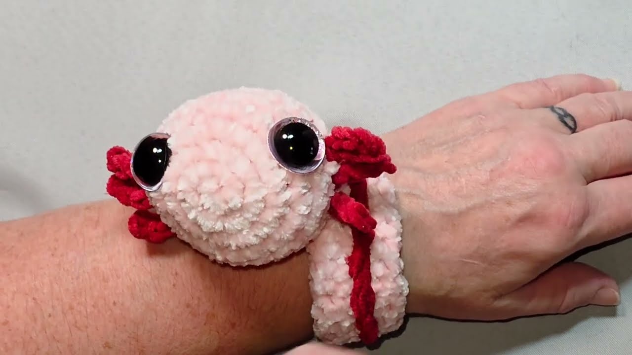 Вау!!! Очень популярный мастер-класс по изготовлению браслета-хлопушки в виде аксолотля!!! Вязани...