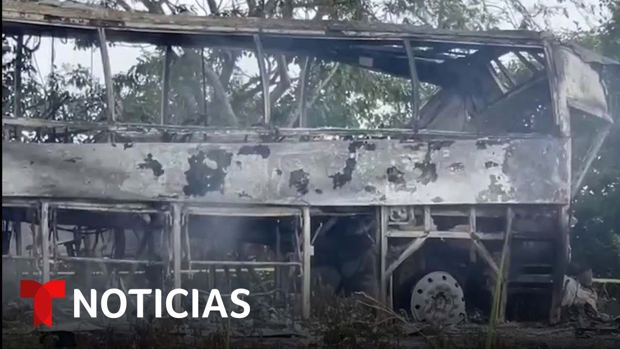 Decenas de muertos tras un accidente de un tráiler con un autobús en Campeche | Noticias Telemundo