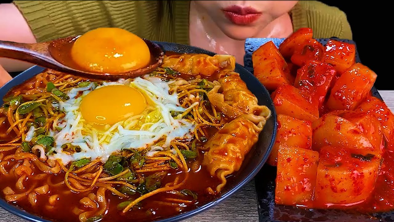 Pork Dumpling & Spicy Noodles * MUKBANG SOUNDS *