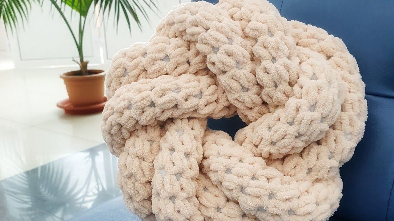 Подушка-узел из Alize Puffy Fine