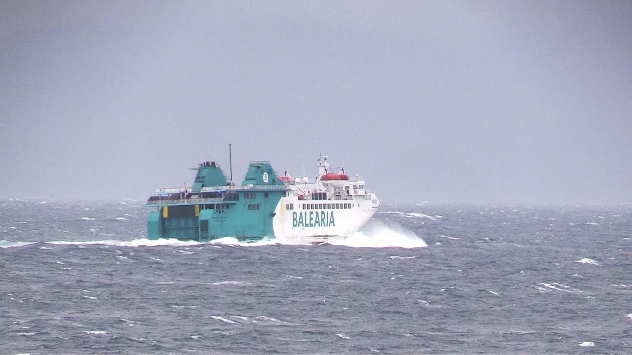 Los barcos desafían el levante dentro de la alerta amarilla