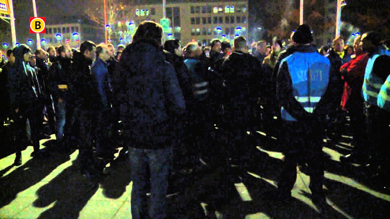 Leden van de harde kern van NAC hielden boze supporters tegen bij de hoofdingang van het stadion