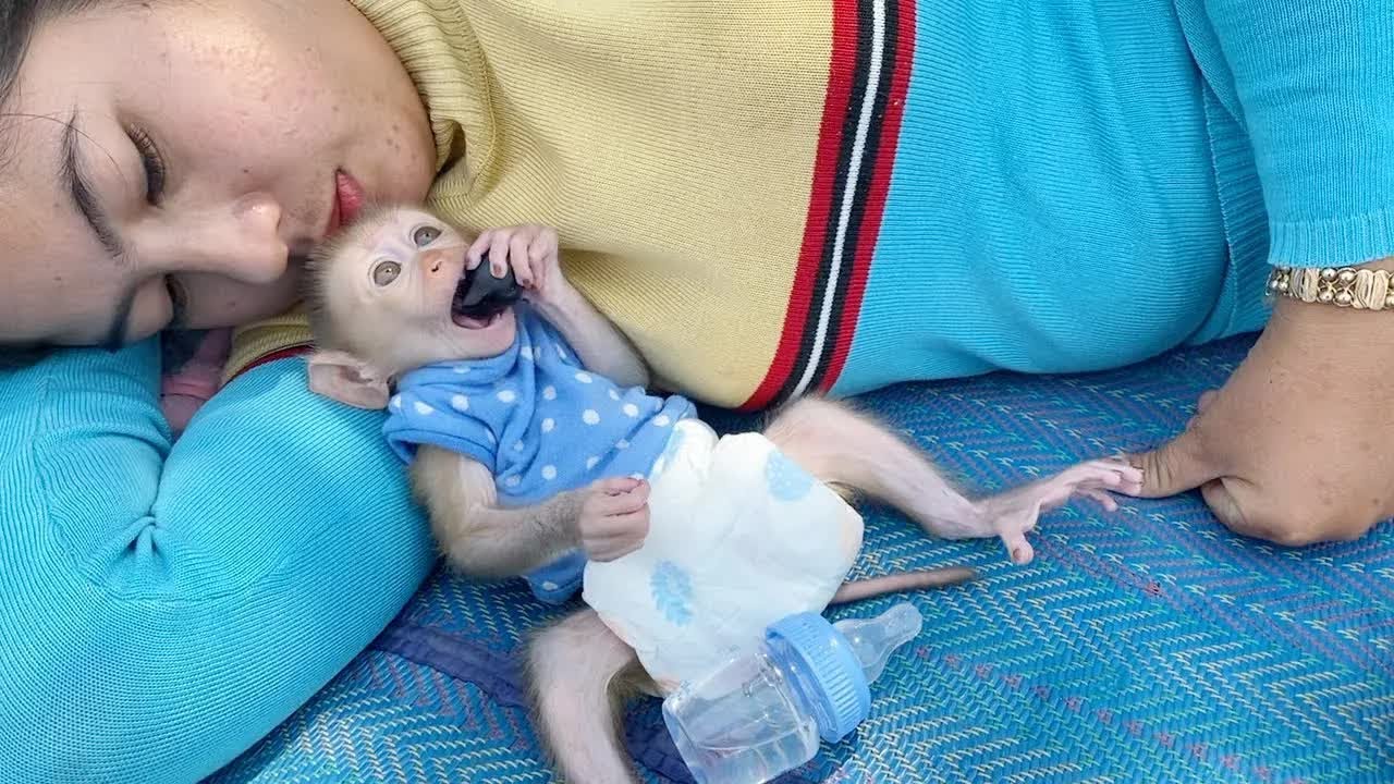 Lil DAM Peaceful Sleep On Mom's Hand Yummy Munching Fruit