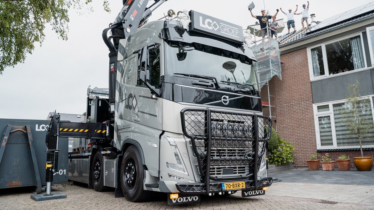 Dakpannen gooien én vervoeren met dikke Volvo FH van LC Groep!
