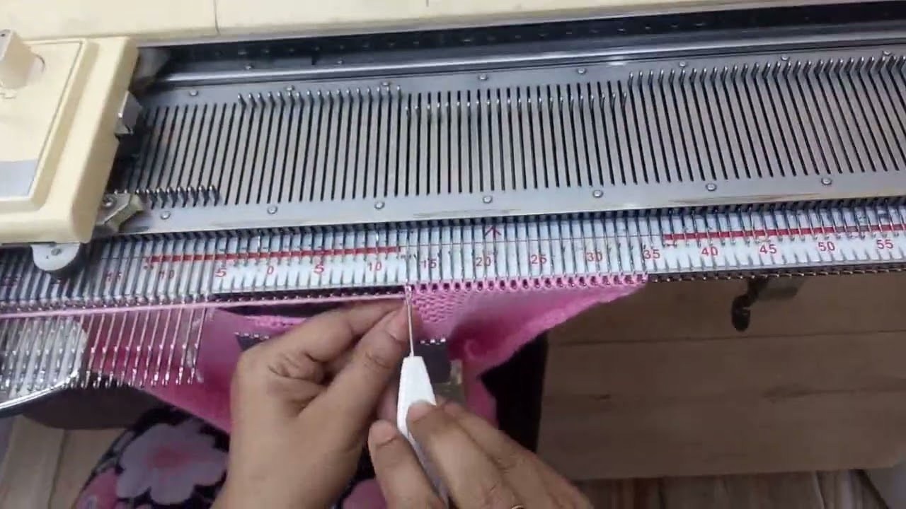 स्वेटर में गोल गला कैसे बनाये | How to knit round neck in sweater by machine in hindi