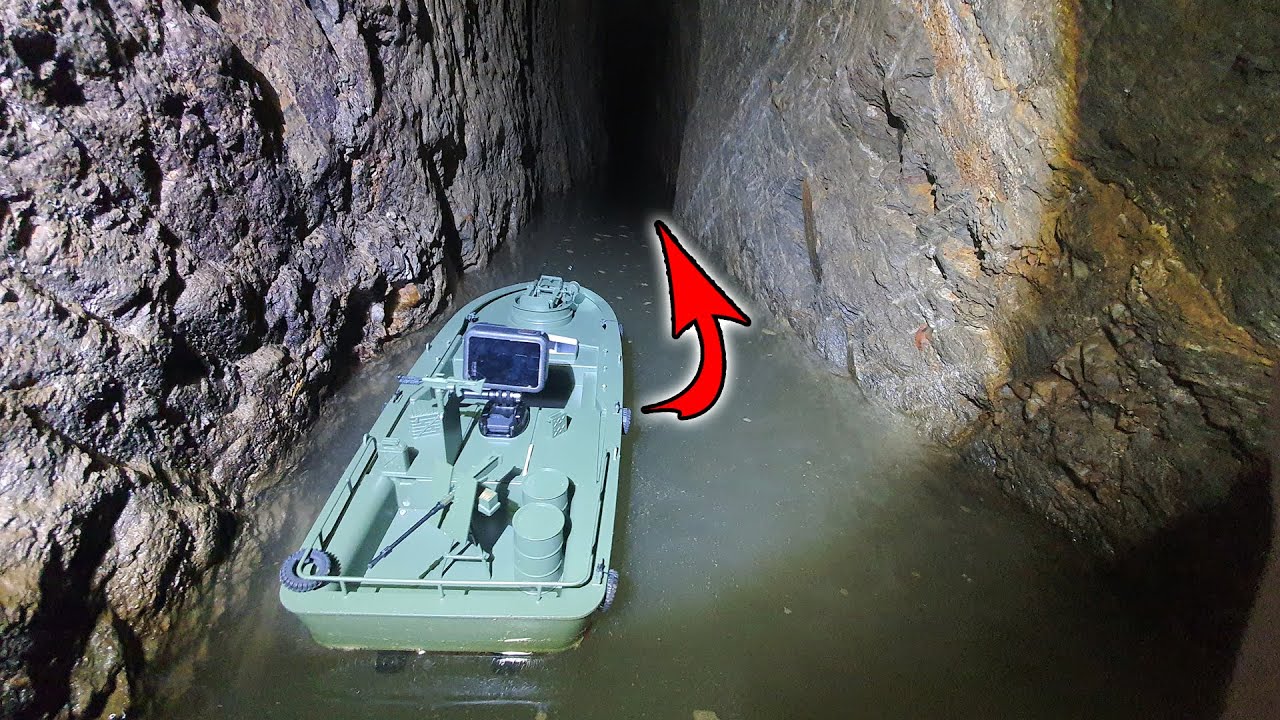 Ich schwimme im GEHEIMEN TUNNEL mit dem BOOT WEITER und ERKUNDE IHN!
