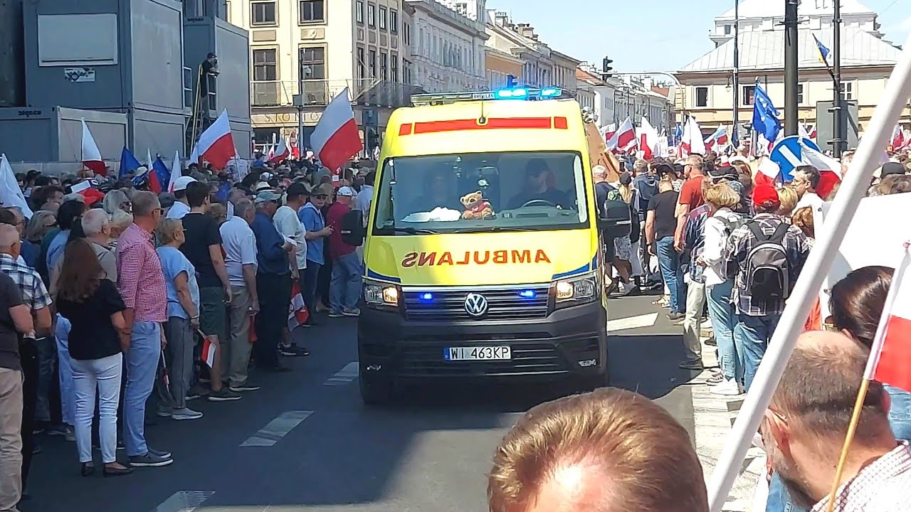 Alarmowo karetka przebija się przez marsz 4 czerwca w Warszawie