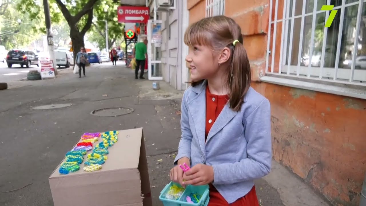 Восьмирічна одеситка допомагає збройним силам, продаючи саморобні браслети
