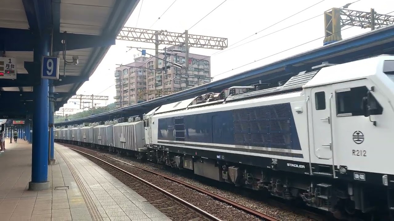 114/12/14 7528次幸福水泥 八堵北上通過 