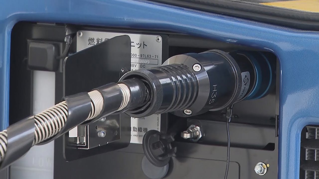Refueling fuel cell forklift