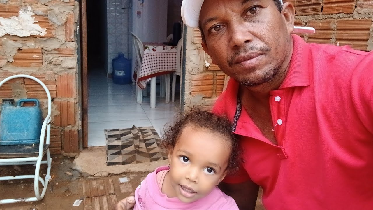Açendendo o fogo a lenha Para fazer o mancuzá do aniversario de Sofía 