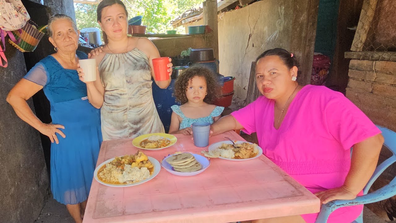 Un almuerzo completo y muy delicioso gallina guisada