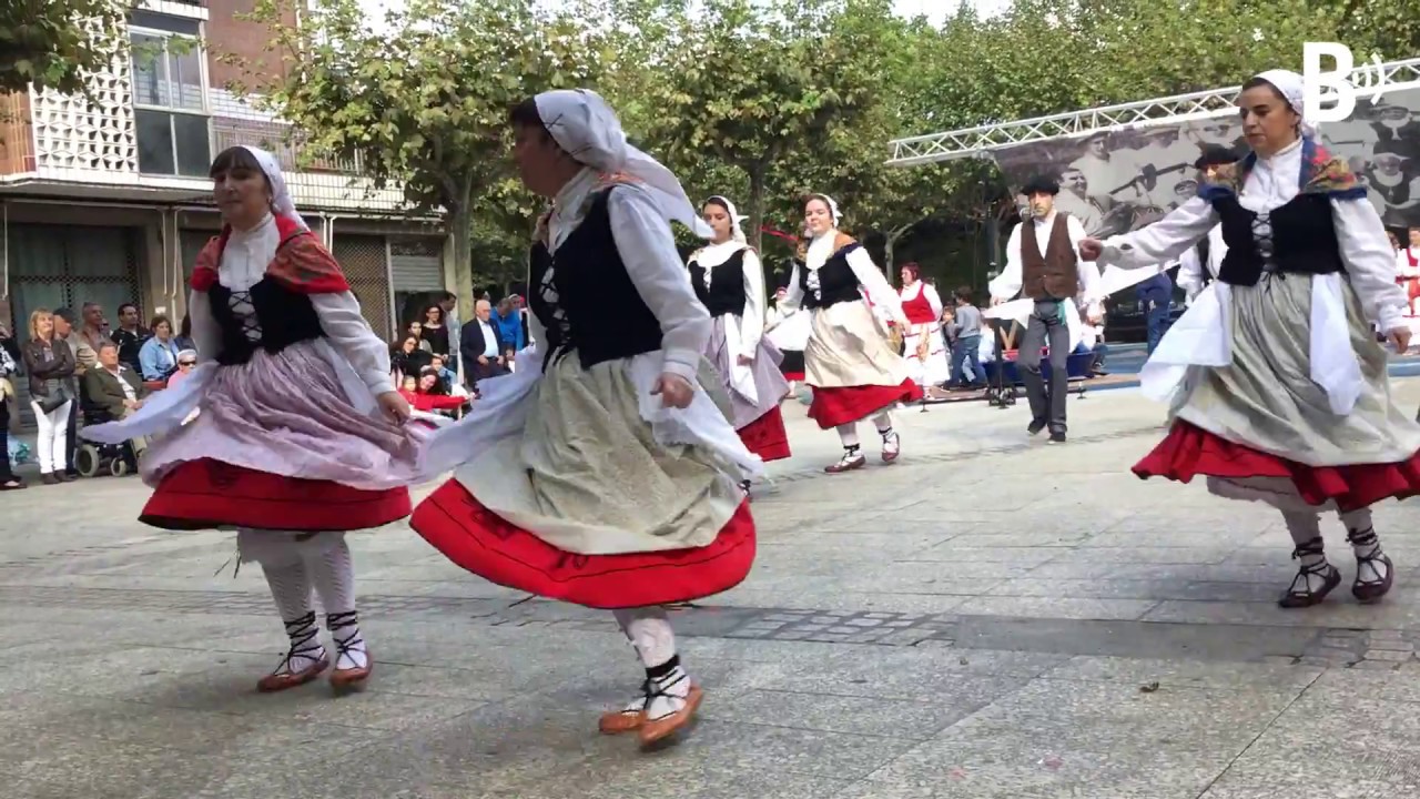 130 personas de 5 grupos de danzas participan en el alarde tradicional organizado por Erreka-Ortu