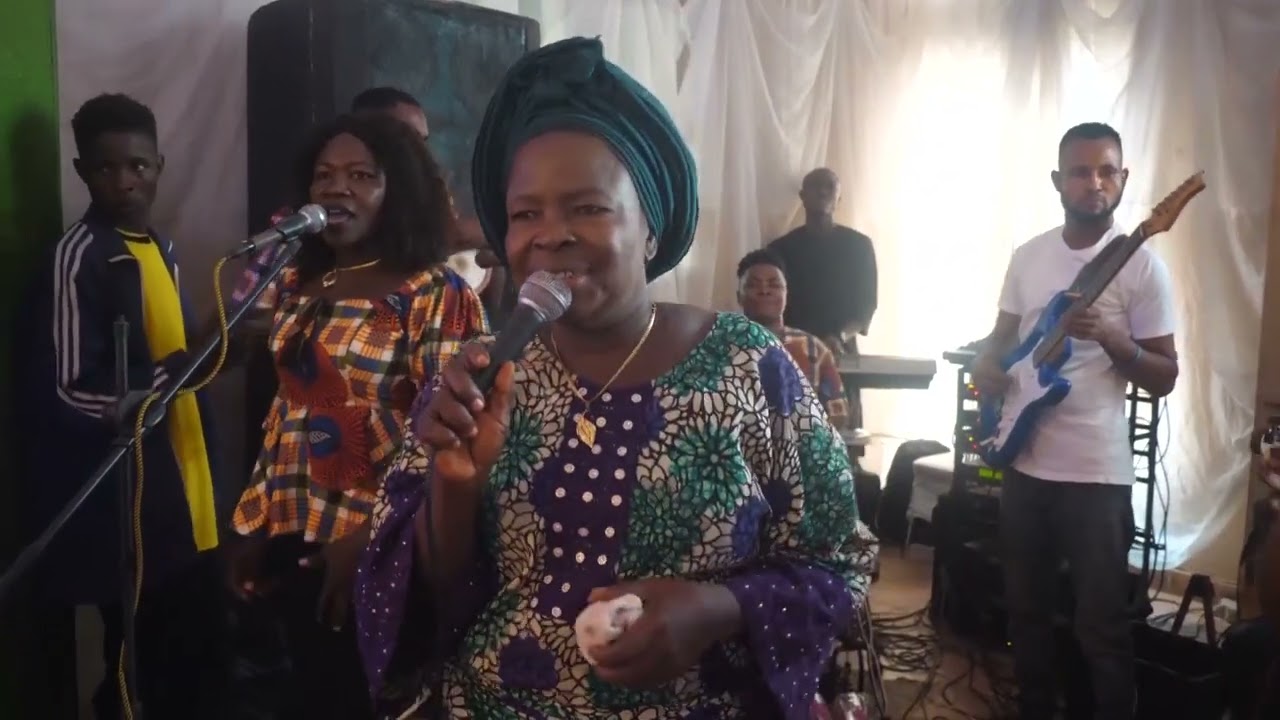 MAMA VERO ADEDOYIN - Performing Live in Benin City.