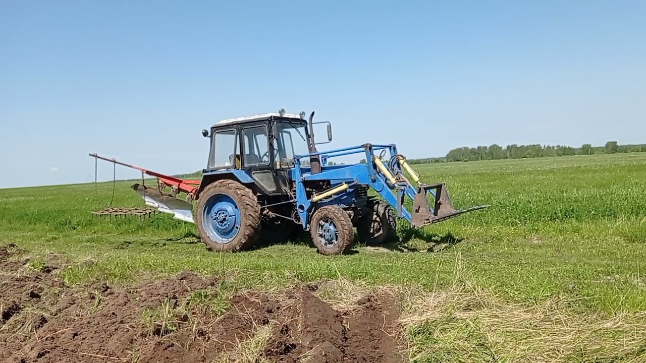 После корчевания пашем поле на двух Мтз-82.