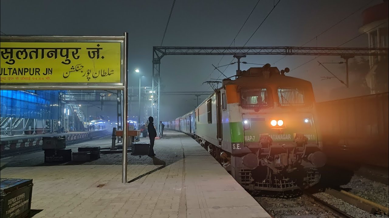 तिरंगा रंग के इंजन के साथ सुल्तानपुर जं से निकलती हुई इंदौर पटना एक्सप्रेस 