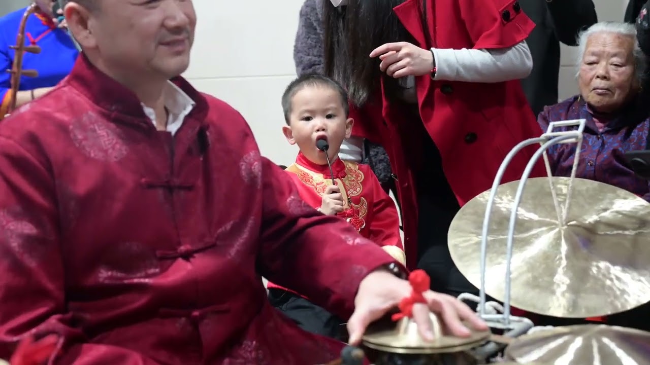 两位老师傅特地前来与小神童合作演奏。程宝奶声奶气的声音太好听了👍。网友都说：“祖师爷赏饭吃”
