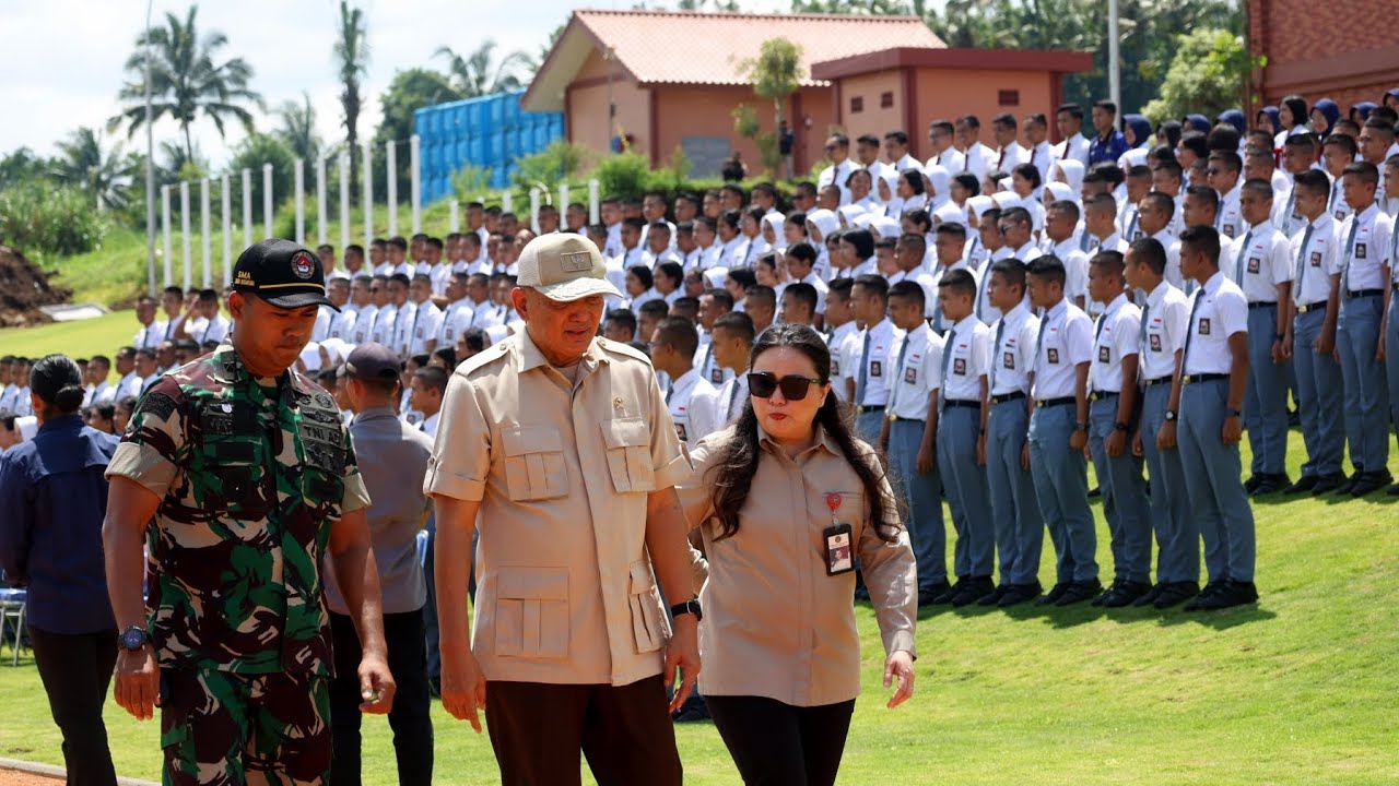 Menteri Pertahanan Sjafrie Sjamsoeddin melakukan kunjungan kerja ke Malang, mengunjungi SMA TN