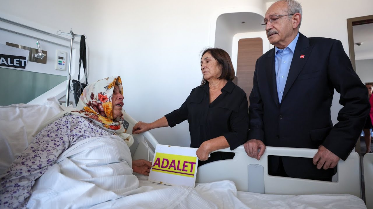 Kemal Kılıçdaroğlu eşi Selvi Kılıçdaroğlu ile birlikte, Emine Şenyaşar’ı hastanede ziyaret etti