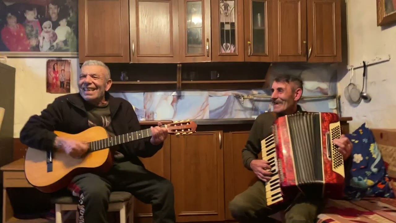 Dzedo & Ujo hra na harmoniky & gitara