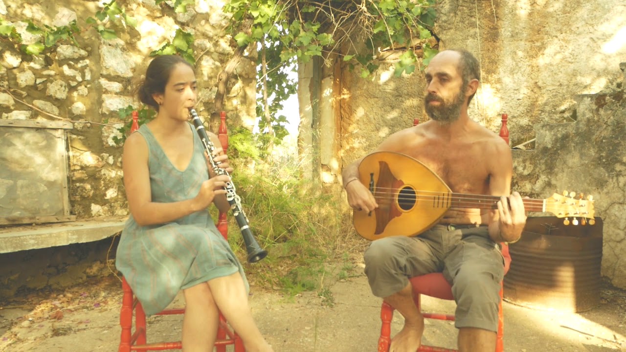Στα καρυδόφυλλα πατώ (Μόι να νε να) - Farra Duo