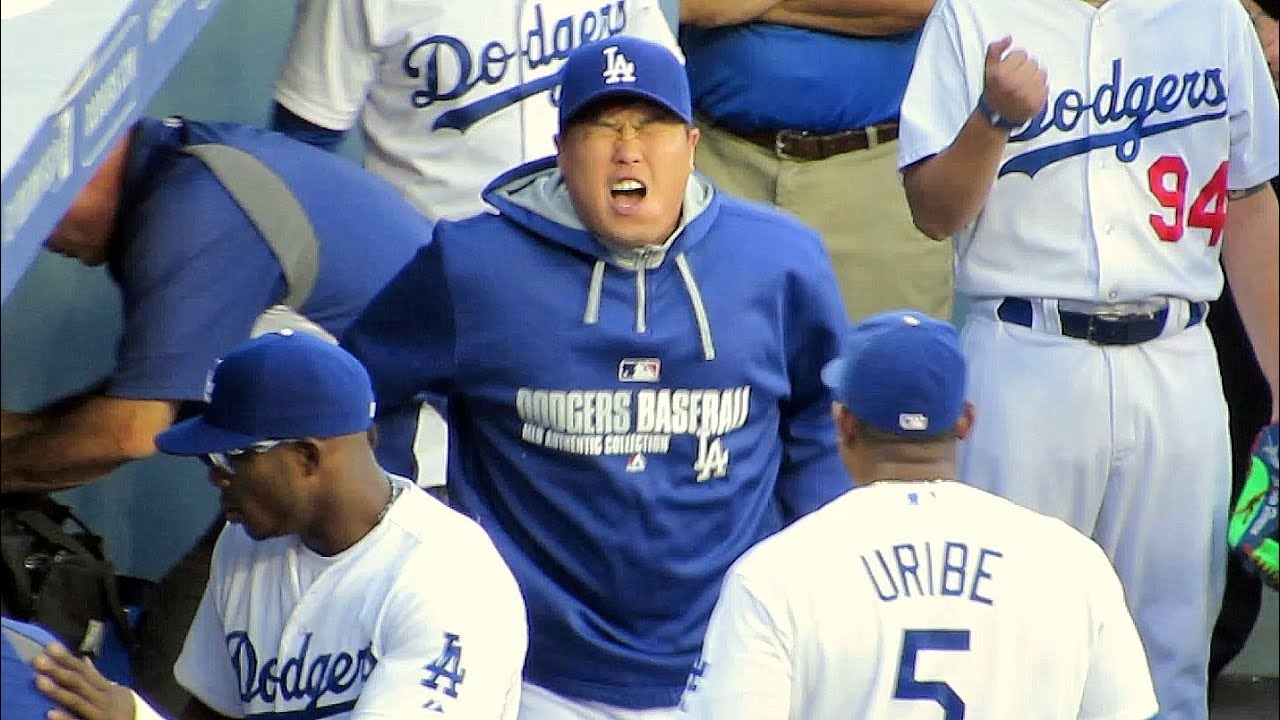 Hyun-jin Ryu 류현진, Uribe & Puig Dugout Craziness 6-30-14 Dodger Stadium