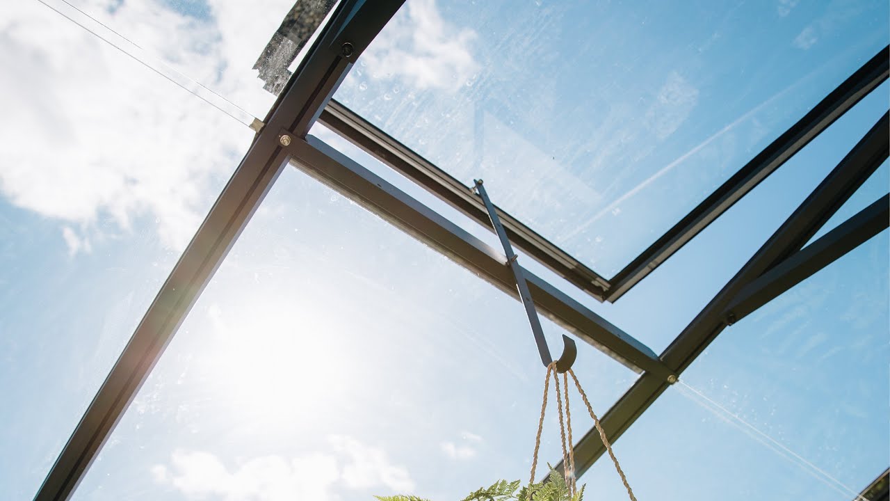 Montage d'une lucarne de toiture sur une serre Azura