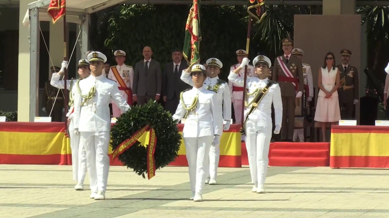 SS.MM. los Reyes presiden la entrega de reales despachos en la Academia Central de la Defensa