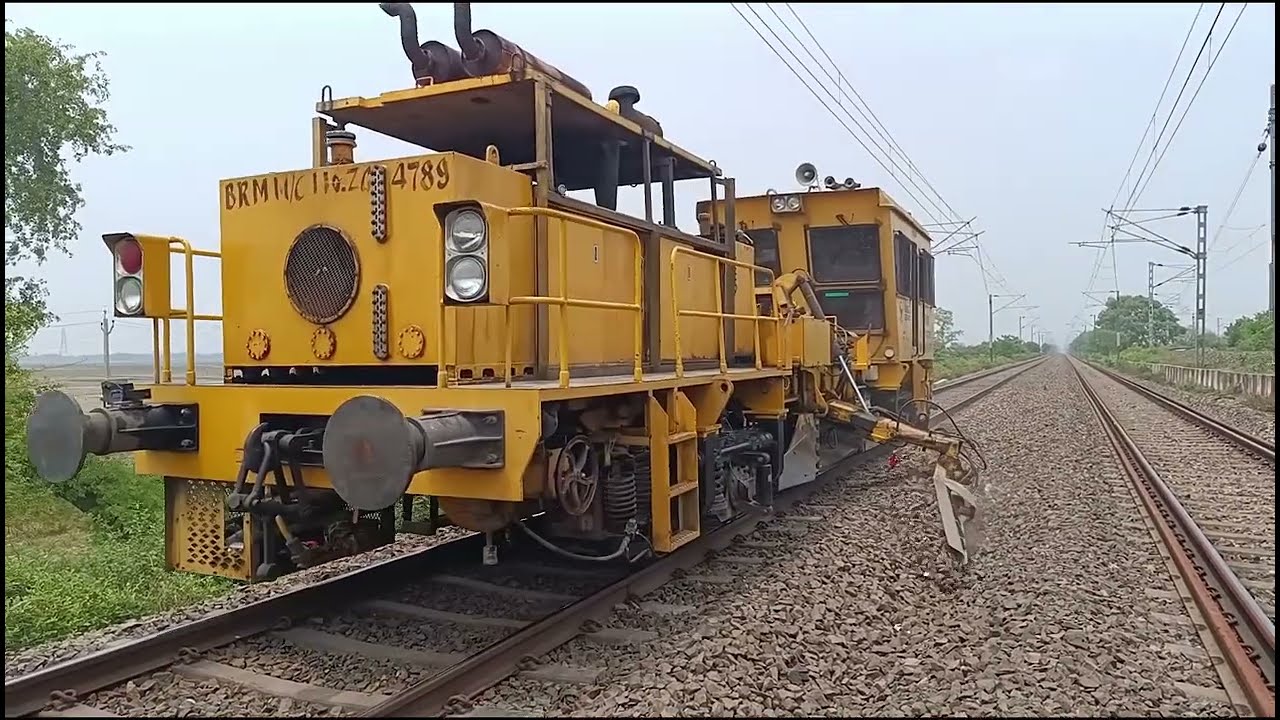 BRM machine kese work karti hai track pe? New Ballast Regulating Machine viral video,BRM viral video