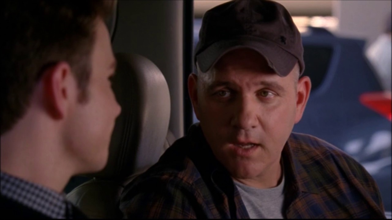 Glee - Burt drops Kurt off at the airport 4x01
