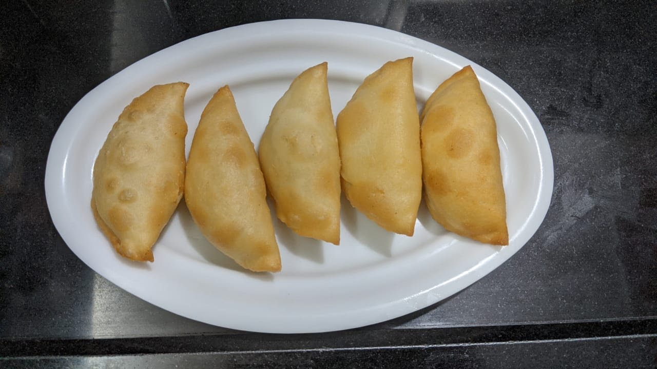 ओल्या नारळाची हातावर भरून केलेली रुचकर आणि खुसखुशीत करंजी, Delicious Coconut Karanji