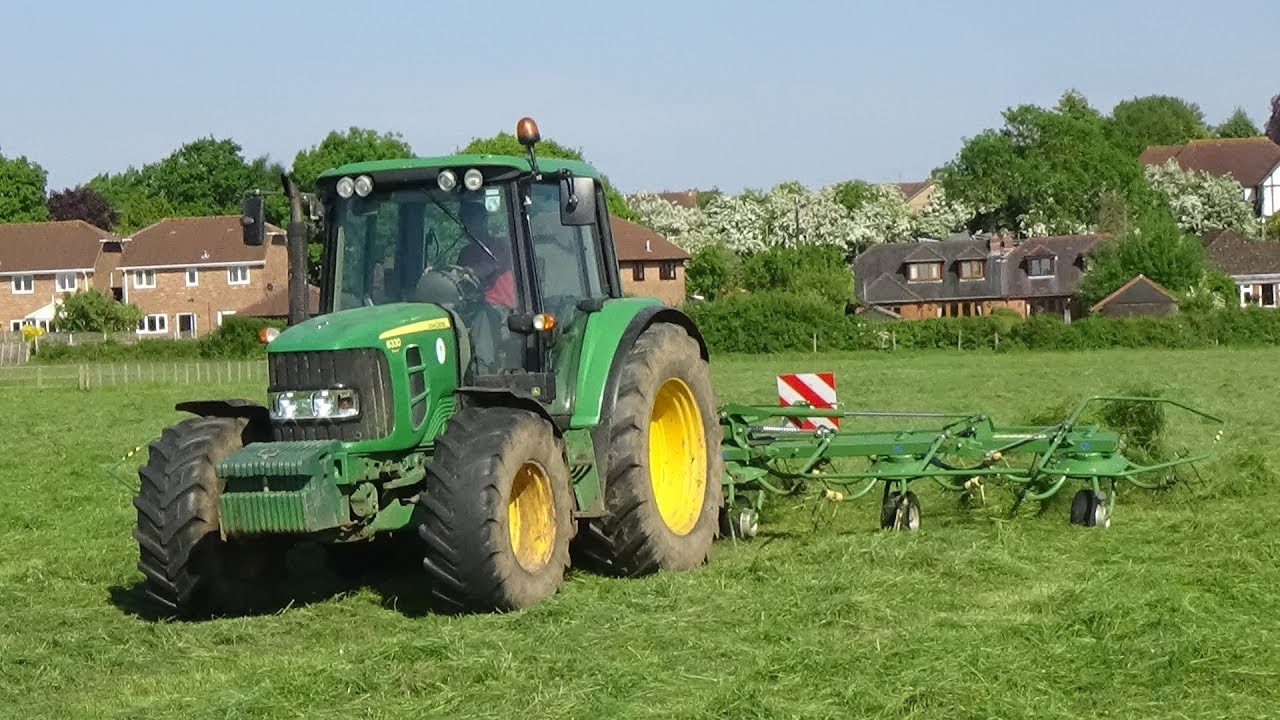 Silage 2018 - Tedding Grass with John Deere 6330 & Krone