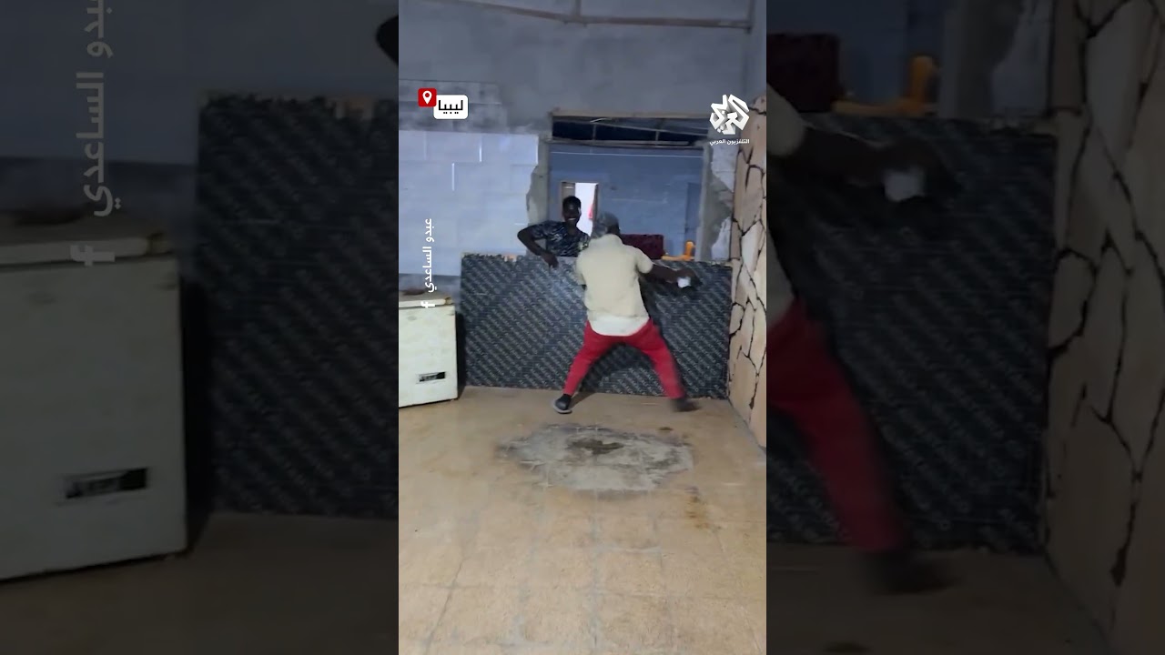 أدخل الرعب في قلوبهم.. صاحب مزرعة في العاصمة الليبية طرابلس يطلق أسدًا على بعض العمال بدافع المزاح