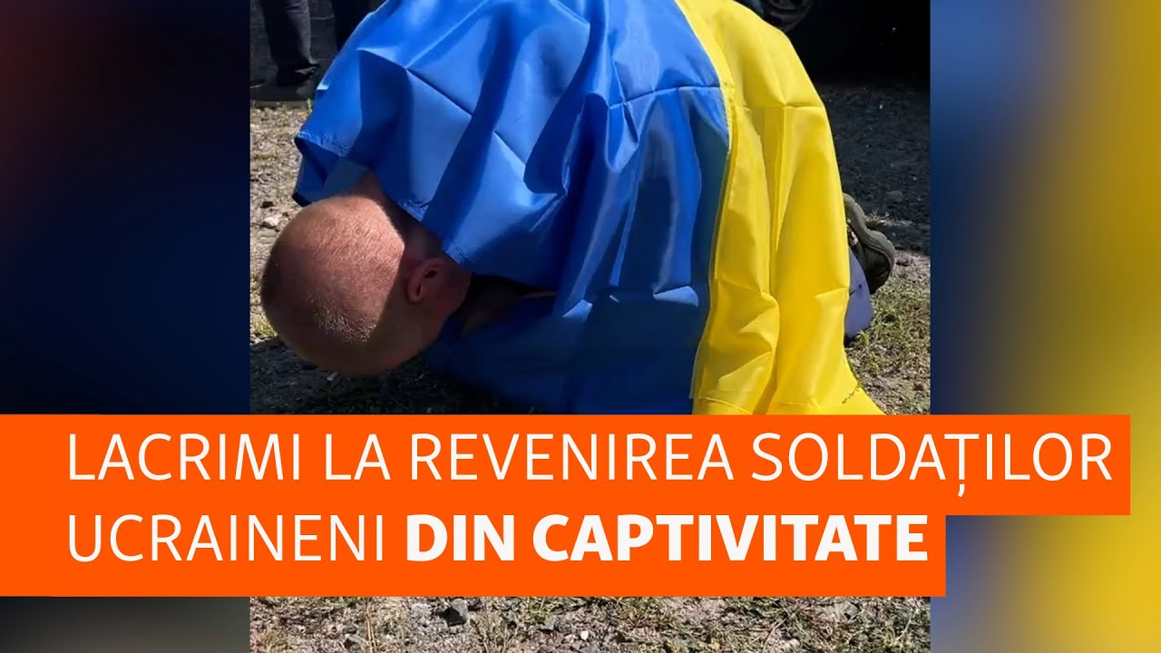Steaguri, lacrimi și oameni în genunchi la întoarcerea soldaților ucraineni din captivitatea rusă
