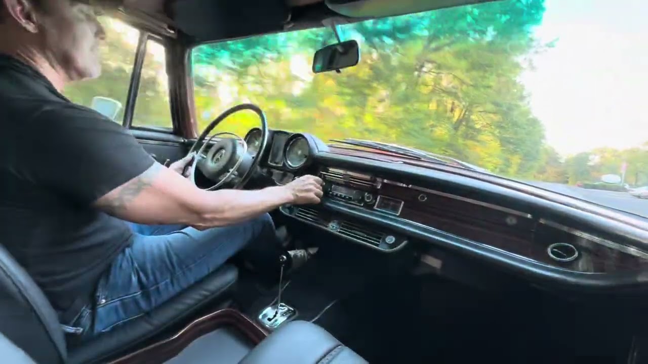 Видеозапись поездки на Mercedes-Benz 280se Convertible 1969 года от 19.10.25