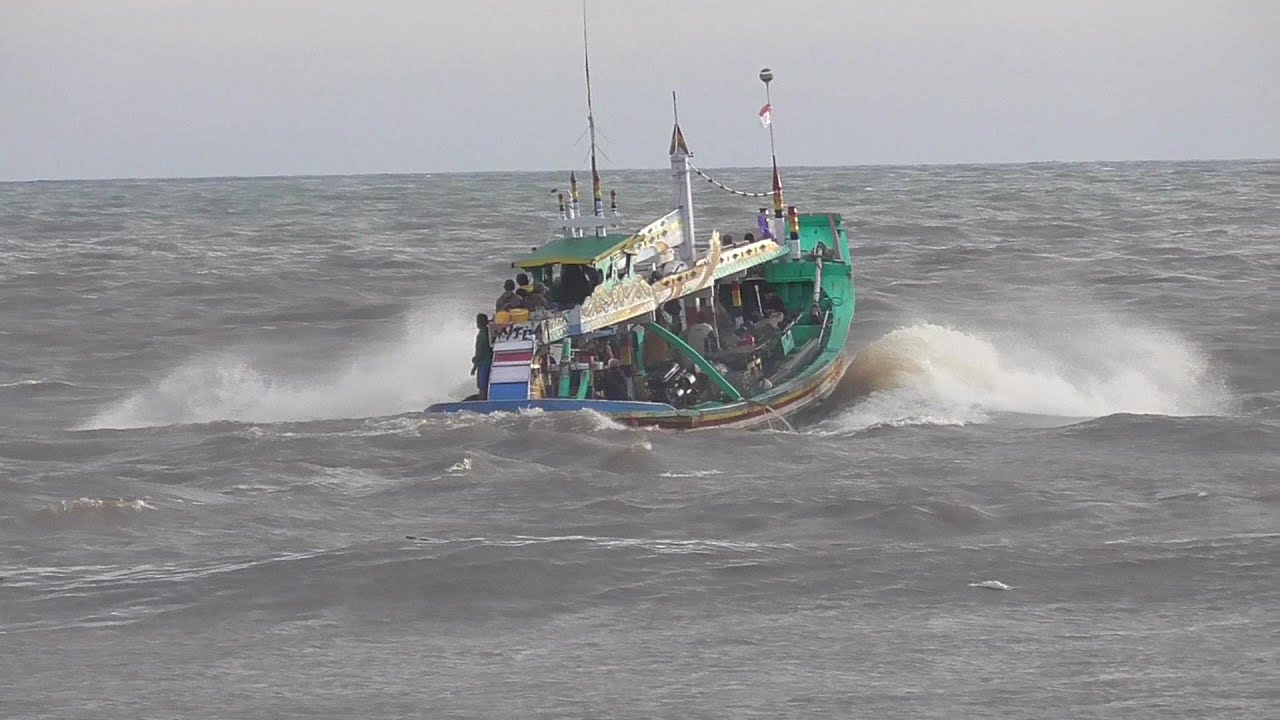 THE DANGER OF LARGE WAVES AND ADRENALINE FOR PUGER FISHERMEN