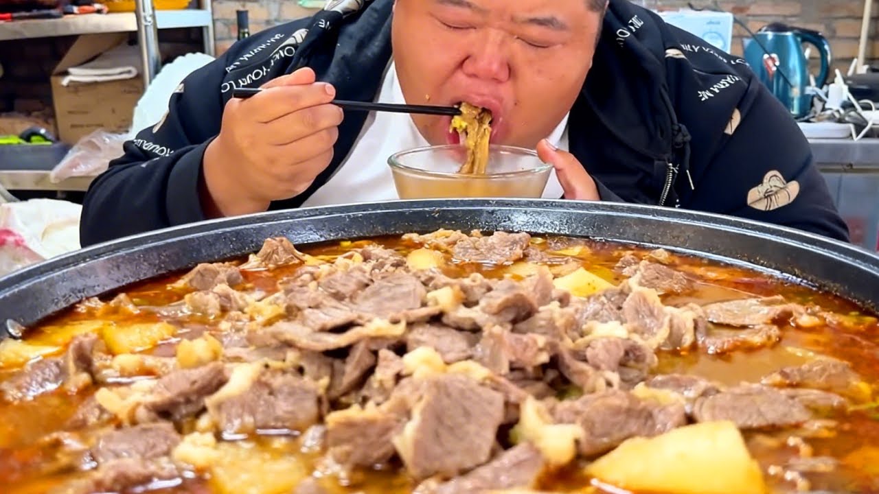 猴哥在家安排涮羊肉毛肚火锅！热气腾腾超有氛围感，一口下去鲜到上头！【胖猴仔】