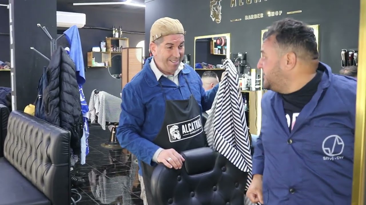 Khaled Boukhenoufa GAG 04 (Le coiffeur) Mettez de la force l'équipe pour plus de travail merci